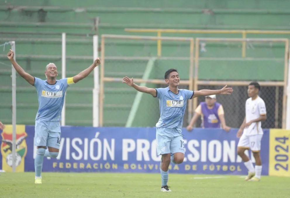 El juvenil Gabriel Montaño festeja el segundo gol de Aurora. Metros atrás lo sufre José Lara. Foto: APG