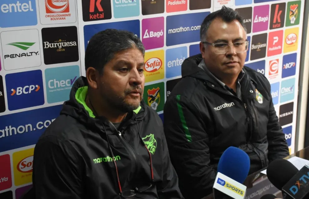 El seleccionador Óscar Villegas (izq.) y el dirigente José Claure en la conferencia. Foto: APG.