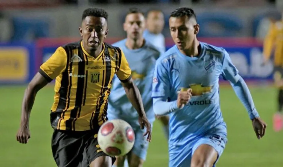 El atigrado Jaime Arrascaita (izq.) y el bolivarista Roberto Fernández, en un clásico pasado. Foto: APG.