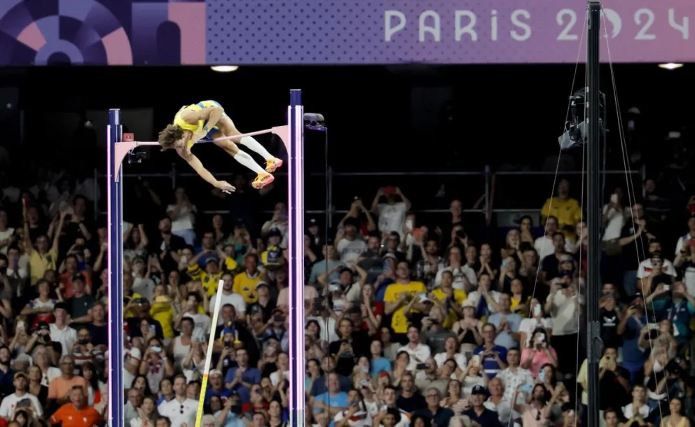El salto ganador del sueco Armand Duplantis. Supera los 6.25 metros e impone un nuevo récord mundial. Foto: EFE