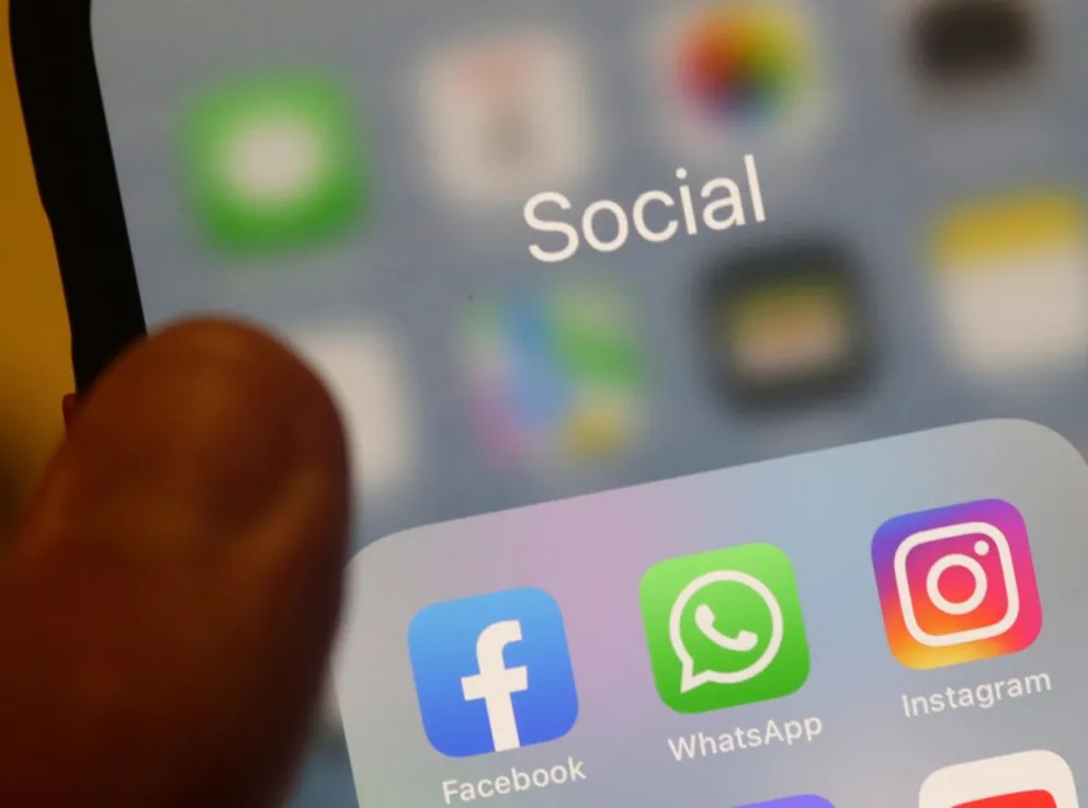 Fotografía de archivo de los iconos de WhatsApp, Facebook e Instagram, en un dispositivo móvil. Foto: EFE