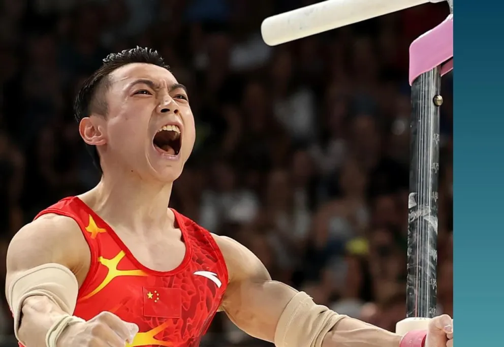 El gimnasta chino Jingyuan Zou festeja su victoria en las barras paralelas. Foto: París 2024