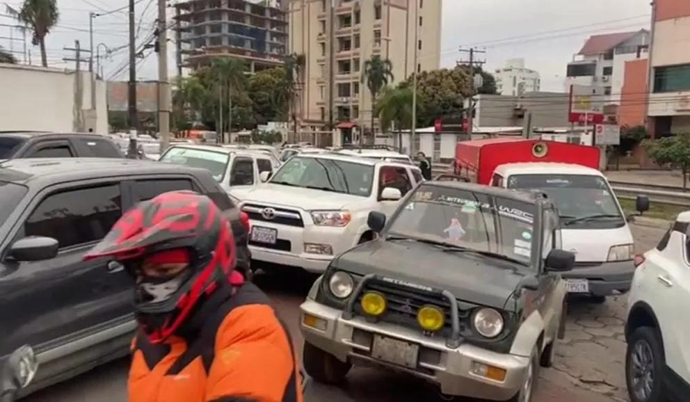 Vehículos esperan cargar carburante. Foto: El Día