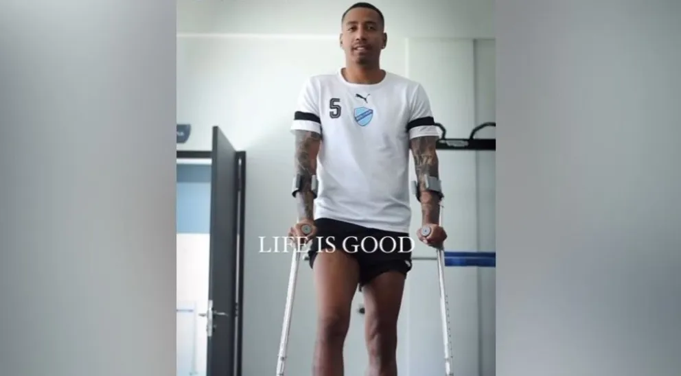 Quinteros camina con la ayuda de muletas. Foto: Captura de pantalla.