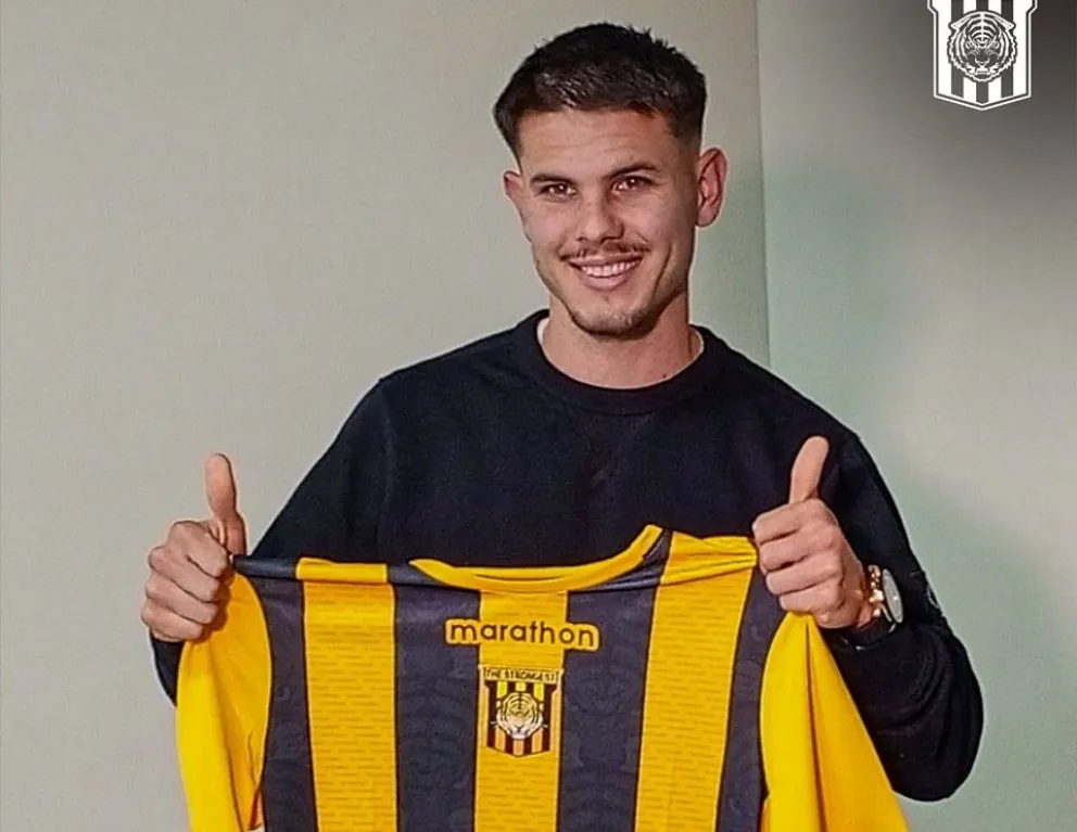 El uruguayo Sebastián Guerrero muestra la camiseta atigrada el día que llegó a La Paz. Foto: club The Strongest
