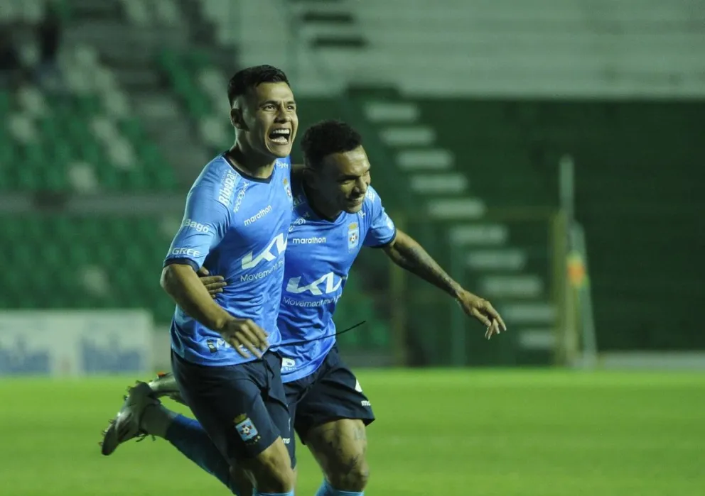 Villarroel (izq.), de Blooming, celebra su gol a los 42 segundos del partido. Foto: APG.