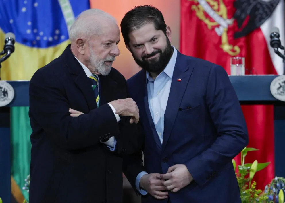 El presidente de Chile, Gabriel Boric conversa con el presidente de Brasil, Lula da Silva. Foto: EFE