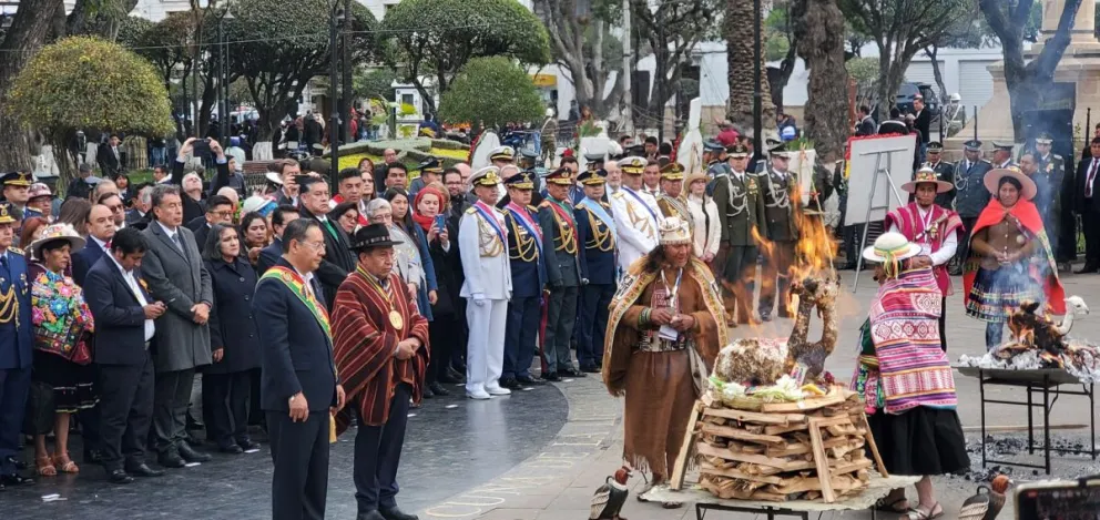Luis Arce y David Choquehuanca en la ofrenda en la plaza principal de Sucre. Fotos: Ministerio de Desarrollo Productivo