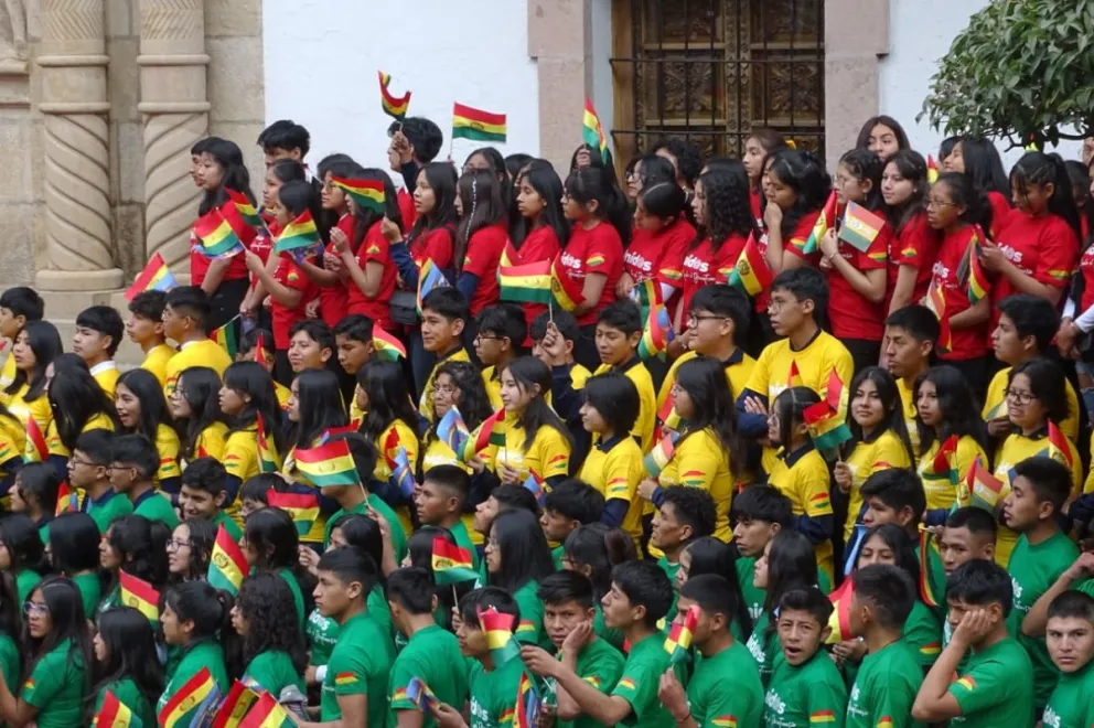 Estudiantes bolivianos en los actos conmemorativos de Sucre. Foto: APG