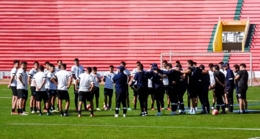 El primer plantel celeste durante un entrenamiento en Sucre. Foto: Club Bolívar.