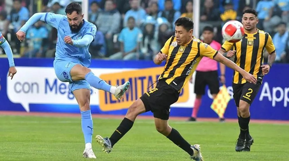 Bruno Savio, jugador de Bolívar, saca un remate marcado por Diego Wayar de The Strongest en el clásico del pasado 10 de marzo. Foto: APG