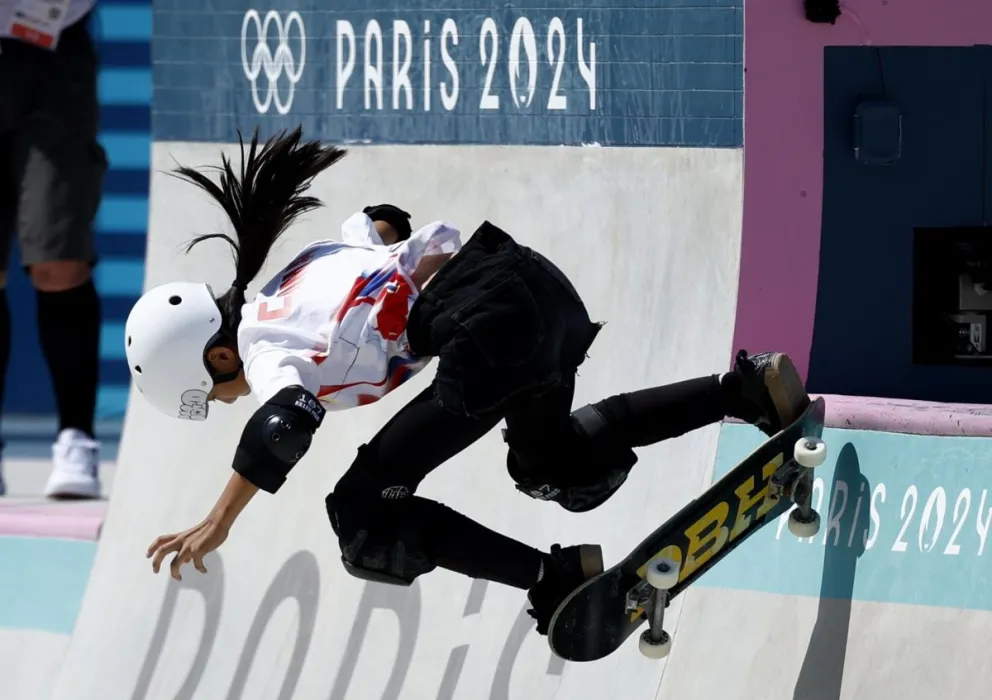 La china Haohao Zheng, de 11 años, durante la prueba de skateboarding, modalidad park. Foto: EFE
