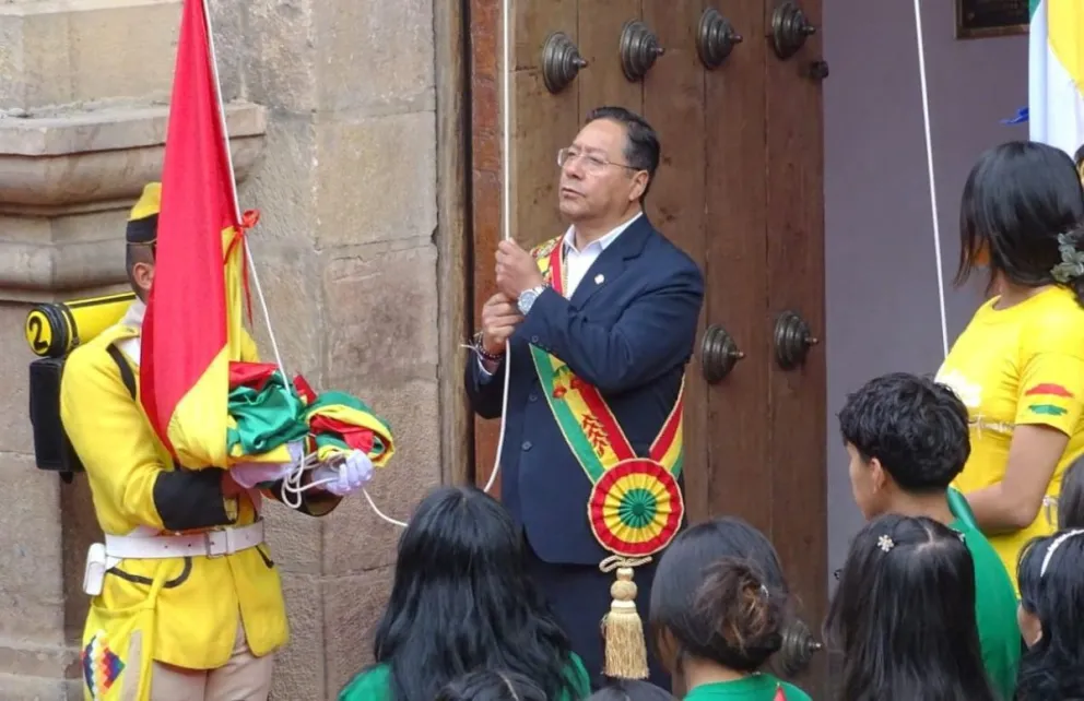 Arce hizo el anuncio en los actos por los 199 años de independencia de Bolivia. Foto: APG