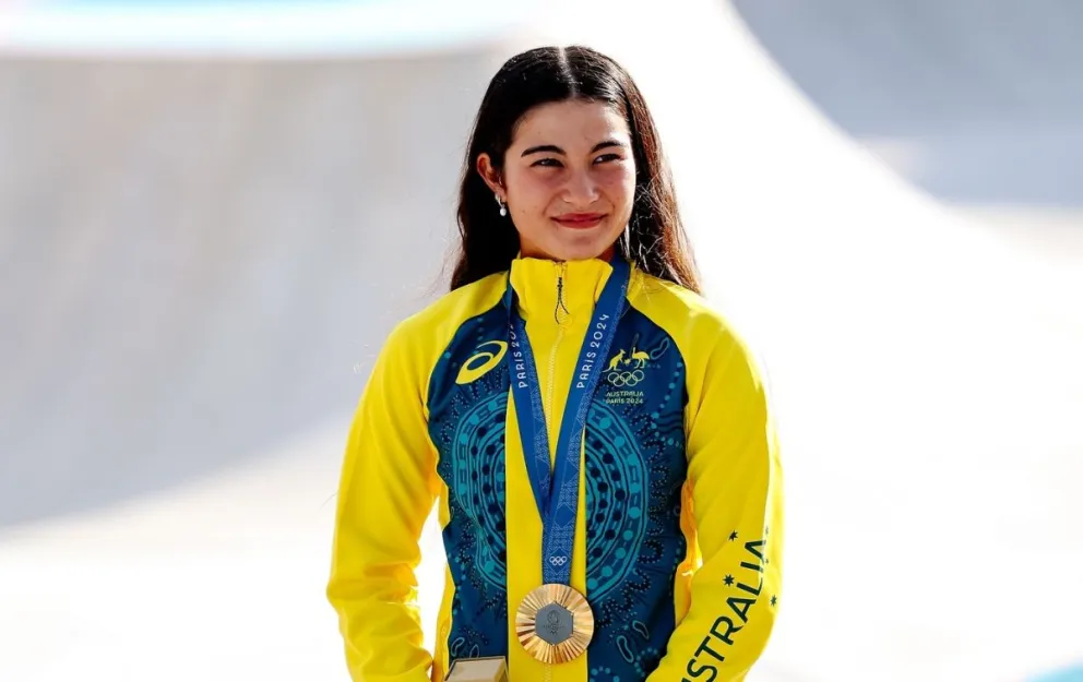 La australiana Arisa Trew con su presea dorada. Foto: París 2024.