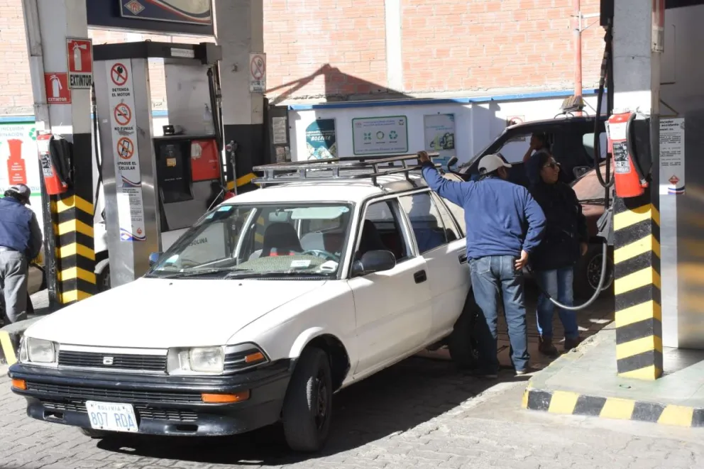 Personas cargan combustible en una gasolinera de La Paz. Foto: APG