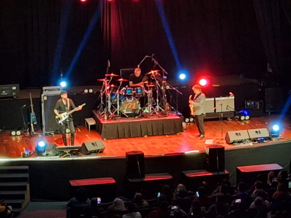 La banda tocando Roxanne durante el concierto del lunes.  FOTO: Jorge Soruco/Visión 360