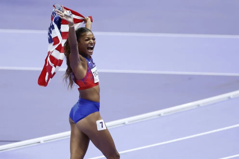 La estadounidense Gabrielle Thomas celebra la medalla de oro los 200 metros. Foto: EFE.