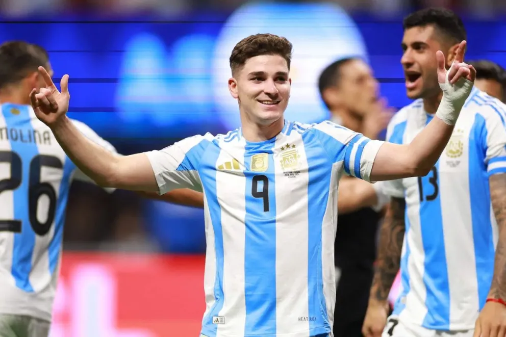 Julián Álvarez festeja uno de sus goles para la selección argentina. Foto: EFE