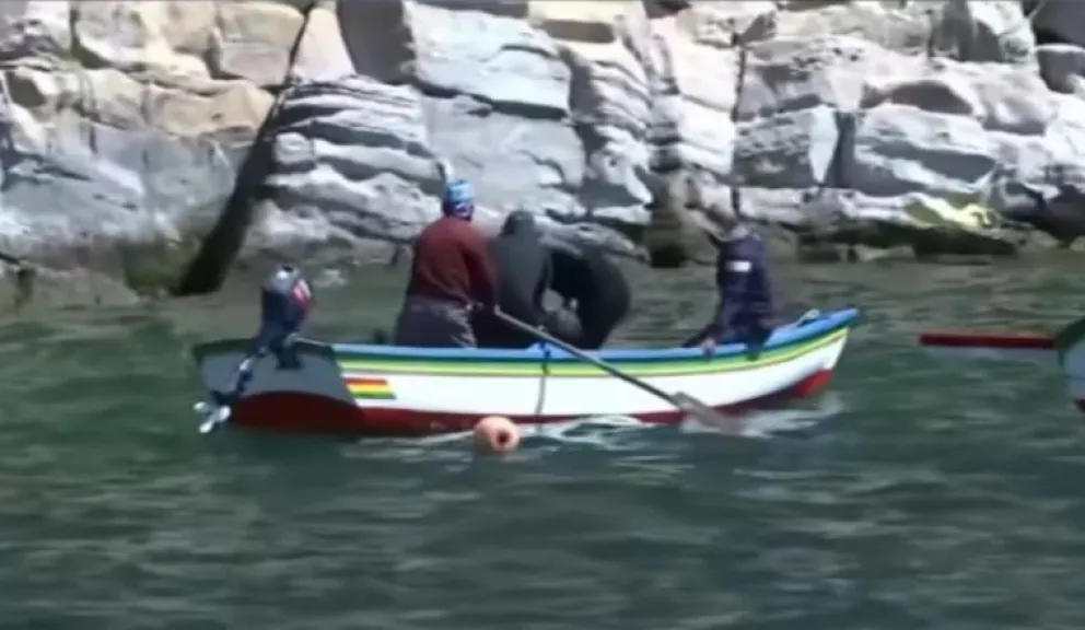 Personal de la Armada Boliviana realiza un rastrillaje en el lago.  Foto: Captura Redes Sociales