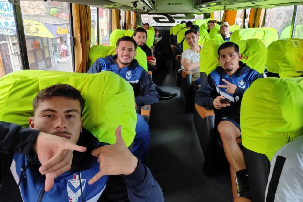 Jugadores de GV San José en el bus que los trasladó de la ciudad de Oruro hasta el municipio de Quillacollo. Foto: GV San José