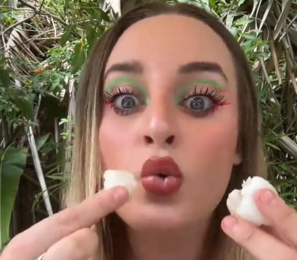 La tiktoter española Aquí Sandra prueba la fruta. Foto: Captura de video