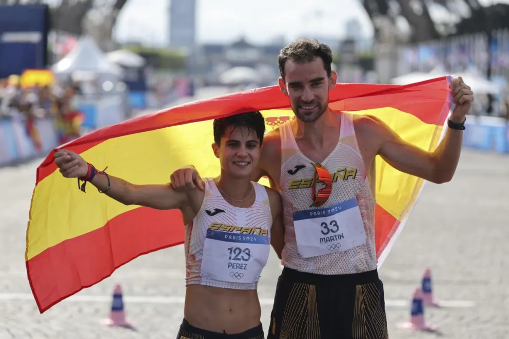 La atleta española María Pérez posa junto a Álvaro Martín tras ganar el oro en maratón mixto de marcha de los Juegos Olímpicos de París 2024, este miércoles, en la capital francesa. Foto: EFE