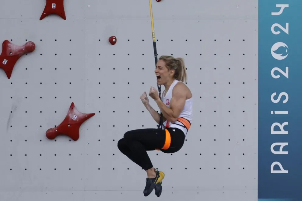 La polaca Aleksandra Miroslaw celebra el oro en la prueba de velocidad femenina en escalada deportiva. Foto: EFE