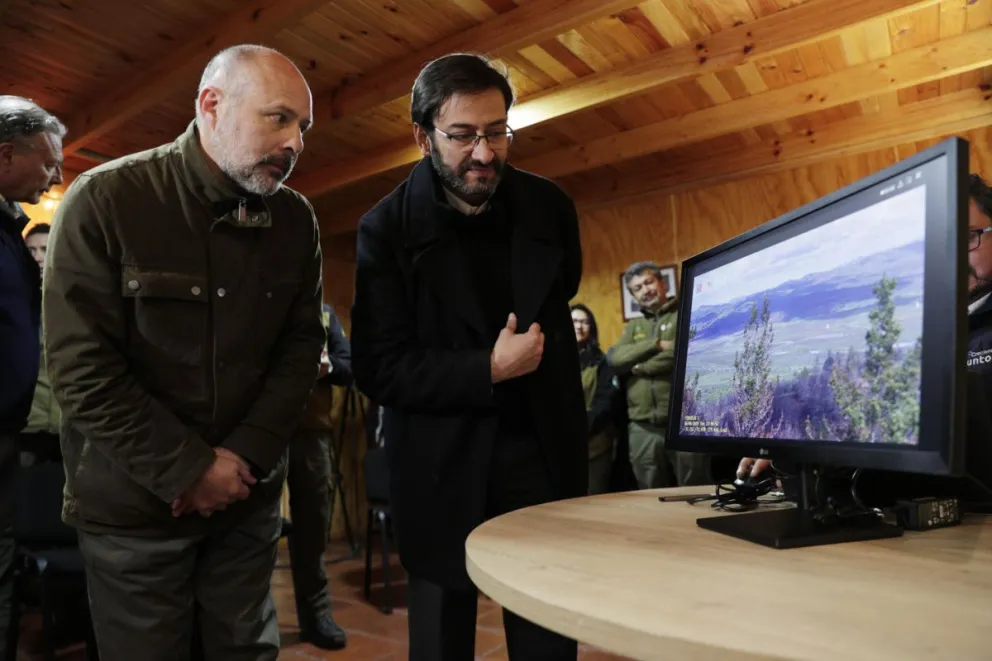Luis Vargas y Christian Little (i) presentan la tecnología de detección temprana de incendios forestales. Foto: EFE