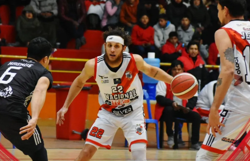 Incidencia del partido entre Nacional (de blanco) y Tarija Básquet. Foto: Nacional Potosí.