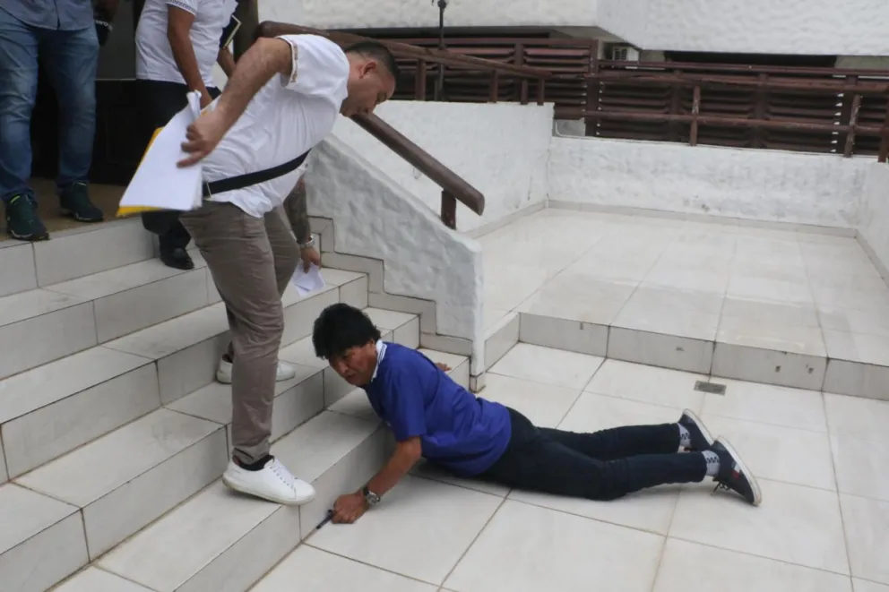 Evo Morales se tropieza y cae. Fotografía publicada por la red Unitel. De Juan Carlos Torrejon / EFE