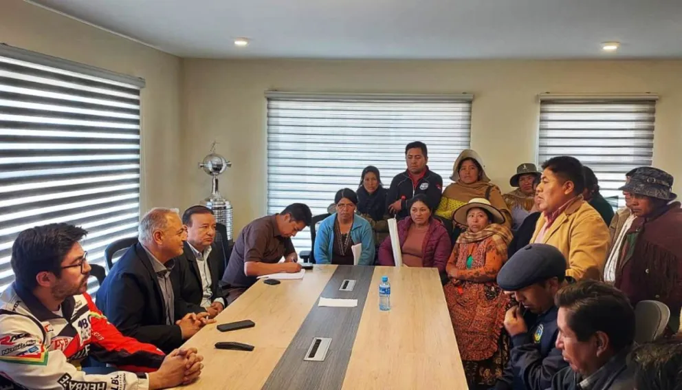 La junta de vecinos y las vivanderas de El Alto se reunieron en esta jornada con el presidente de la FBF. Foto: FBF