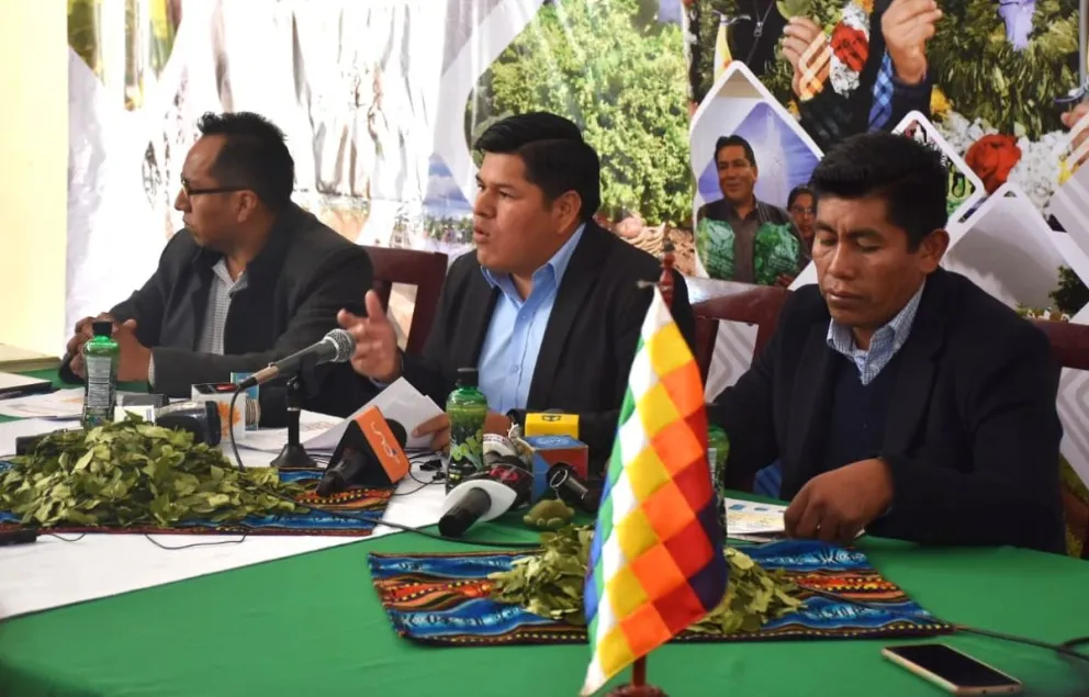 El viceministro de Defensa Social y Sustancias Controladas, Jaime Mamani (centro), brinda conferencia de prensa. Foto: Viceministerio de Defensa Social.