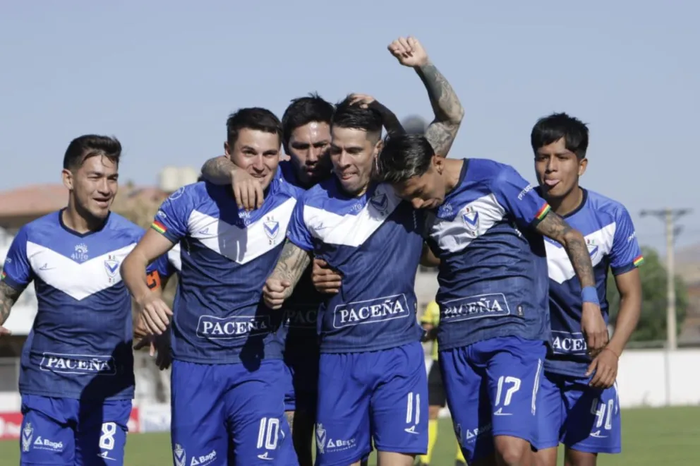 Jugadores de GV San José celebran el tanto convertido por Javier Sanguinetti (centro). Foto: APG