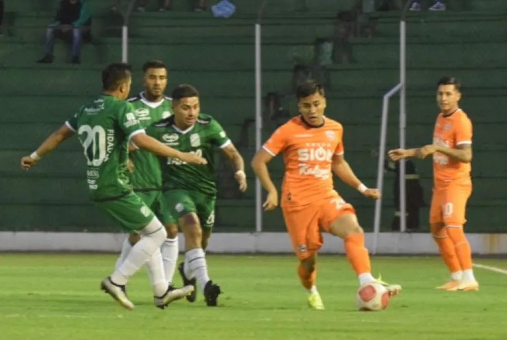 Oriente (de verde) y Royal Pari no se hicieron daño en el Tahuichi. Foto: APG.