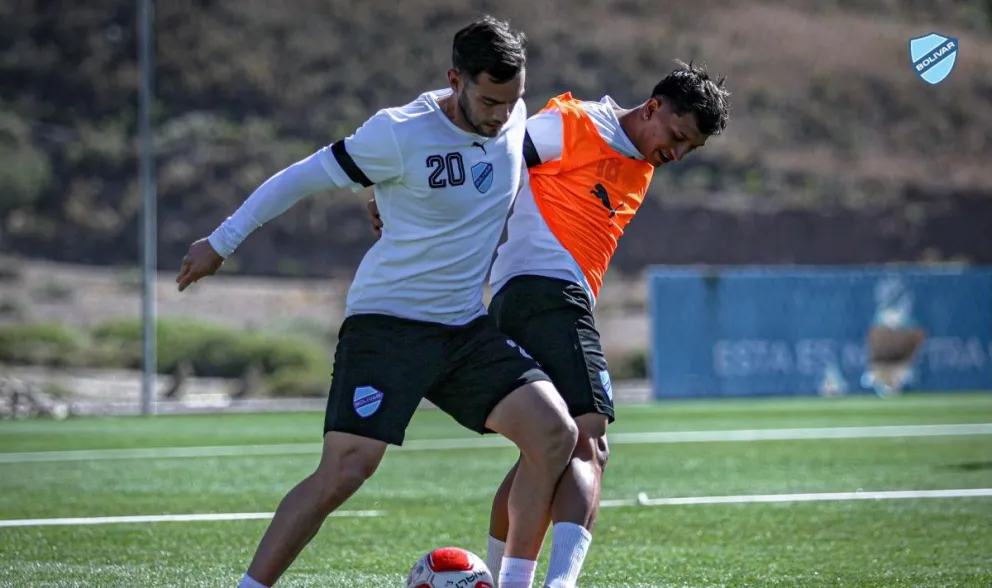 Saucedo (20) y Chávez durante un entrenamiento en Ananta. Foto: Club Bolívar.
