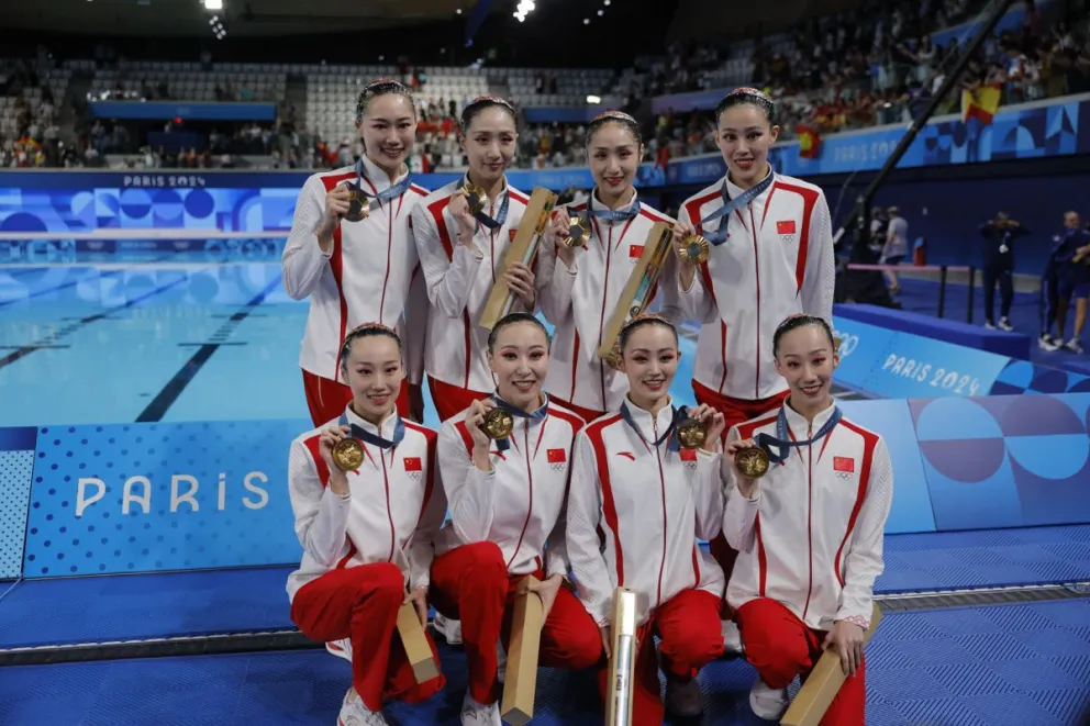Las nadadoras chinas posan con la medalla de oro tras la prueba de Rutina Acrobática. Foto: EFE