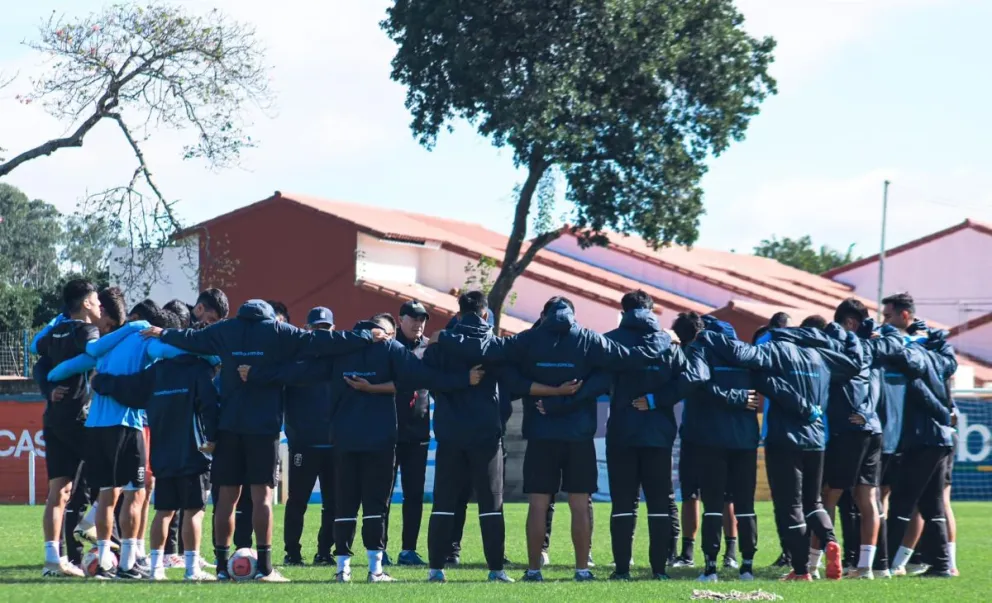 Los jugadores del plantel cruceño previo a una práctica. Foto: Club Blooming.
