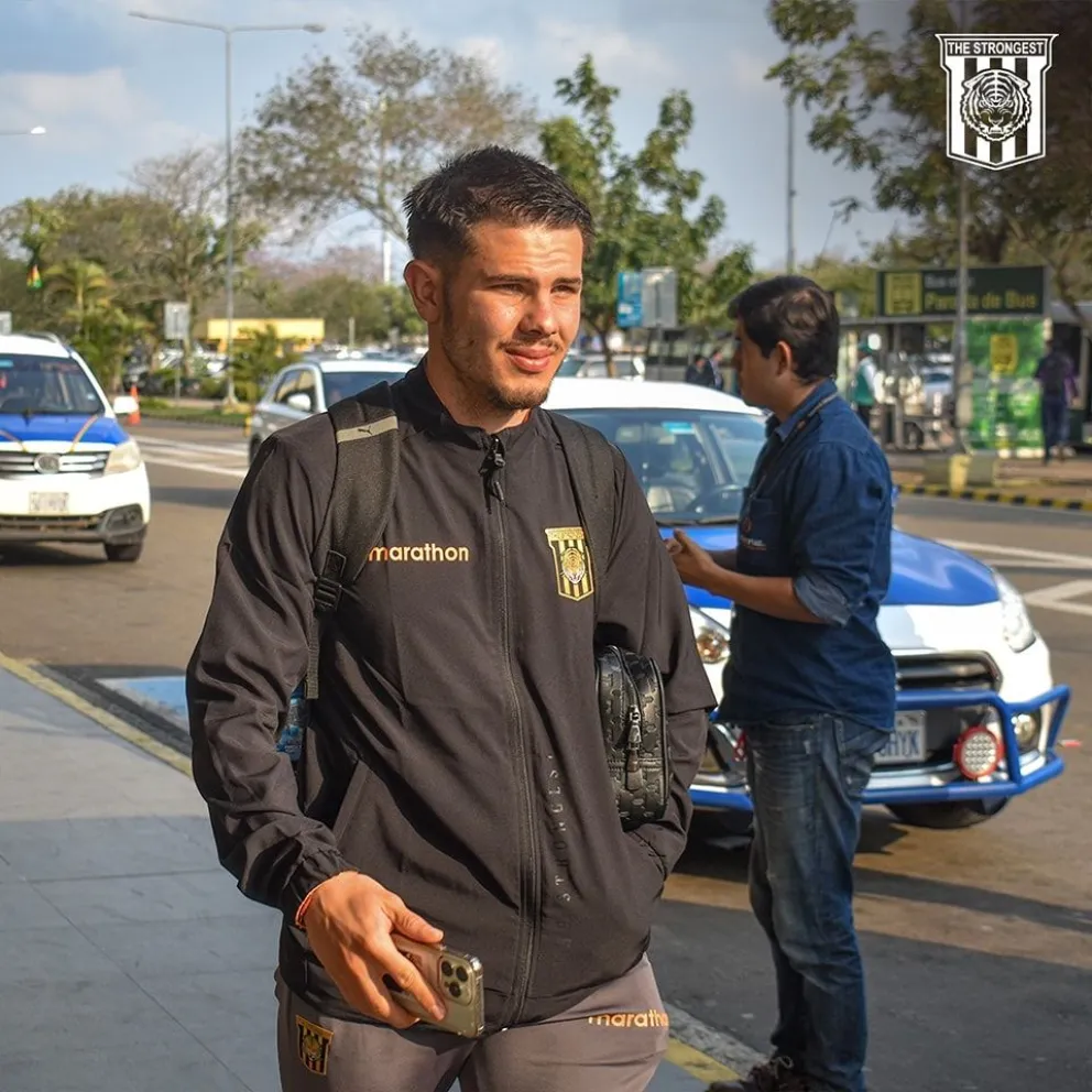El uruguayo Sebastián Guerrero, el último refuerzo atigrado, en las afueras del aeropuerto de Santa Cruz de la Sierra. Foto: club The Strongest