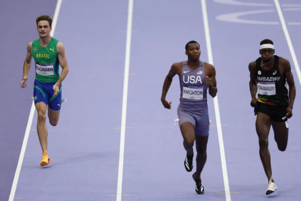 El estadounidense Erriyon Knighton (C) durante la semifinal de los 220 metros en los Juegos de París. Foto: EFE