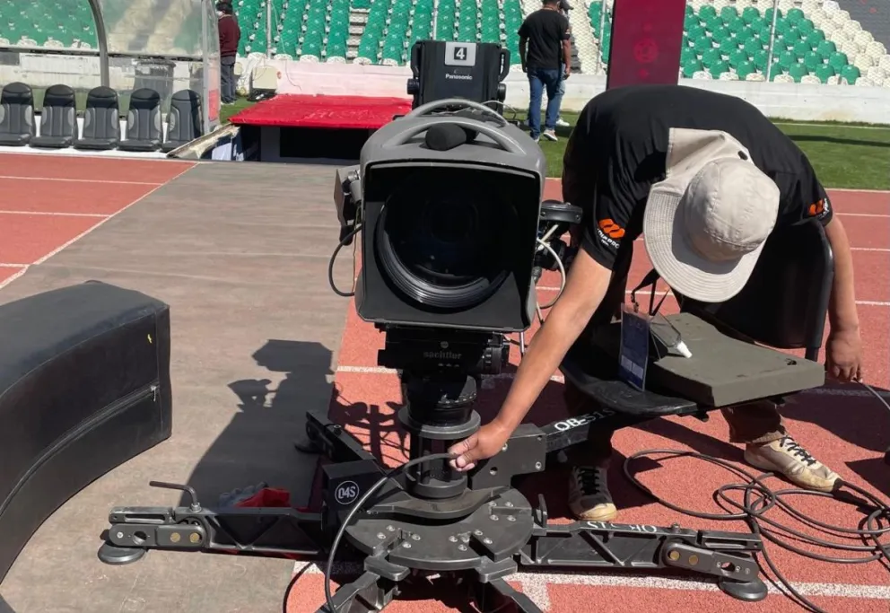 Un empleado instala una cámara para la transmisión del fútbol en el estadio Hernando Siles. Foto: Archivo Jorge Asturizaga.