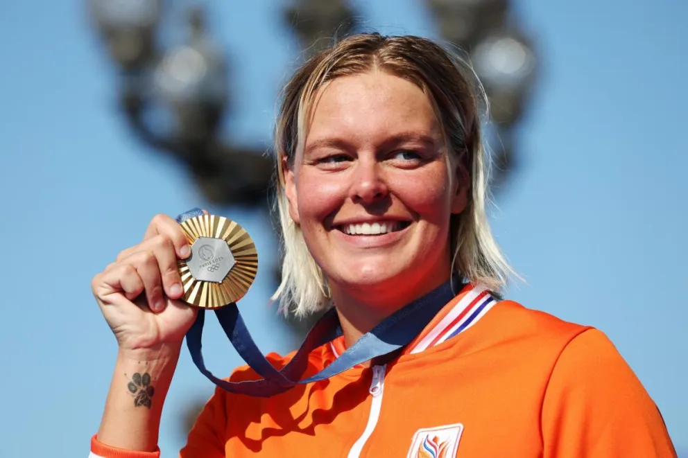 La neerlandesa Sharon van Rouwendaal celebra su oro los 10 kilómetros. Foto: EFE.