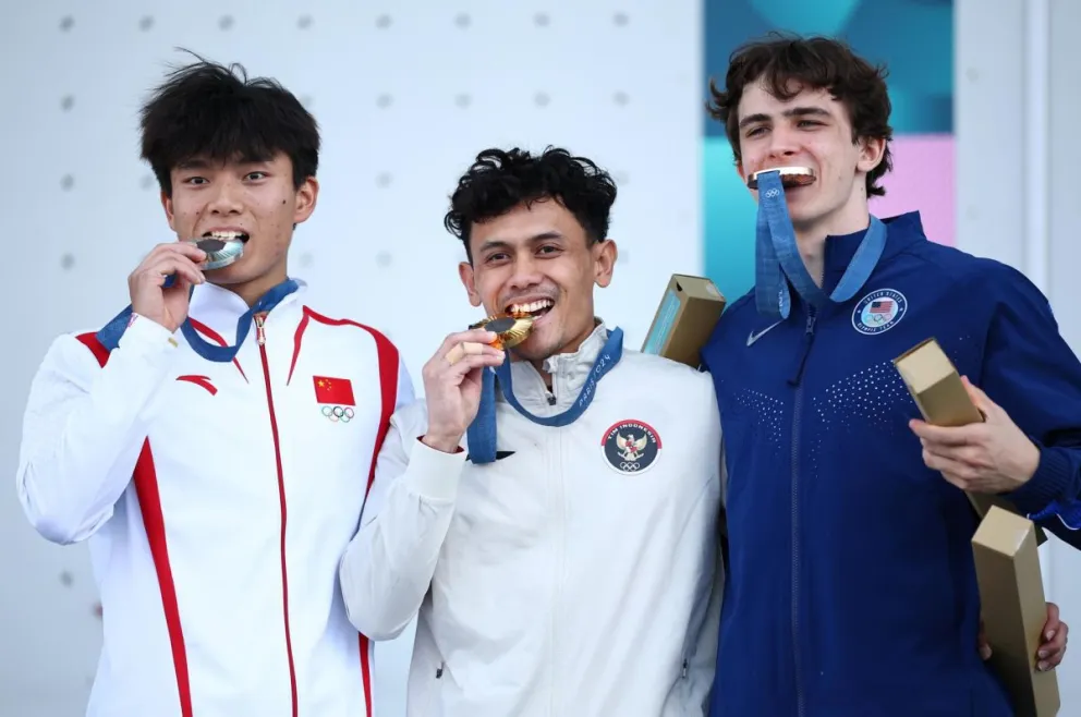 El indonesio Leonardo (centro) junto al chino Wu, (izq.) y al estadounidense Watson. Foto: EFE.