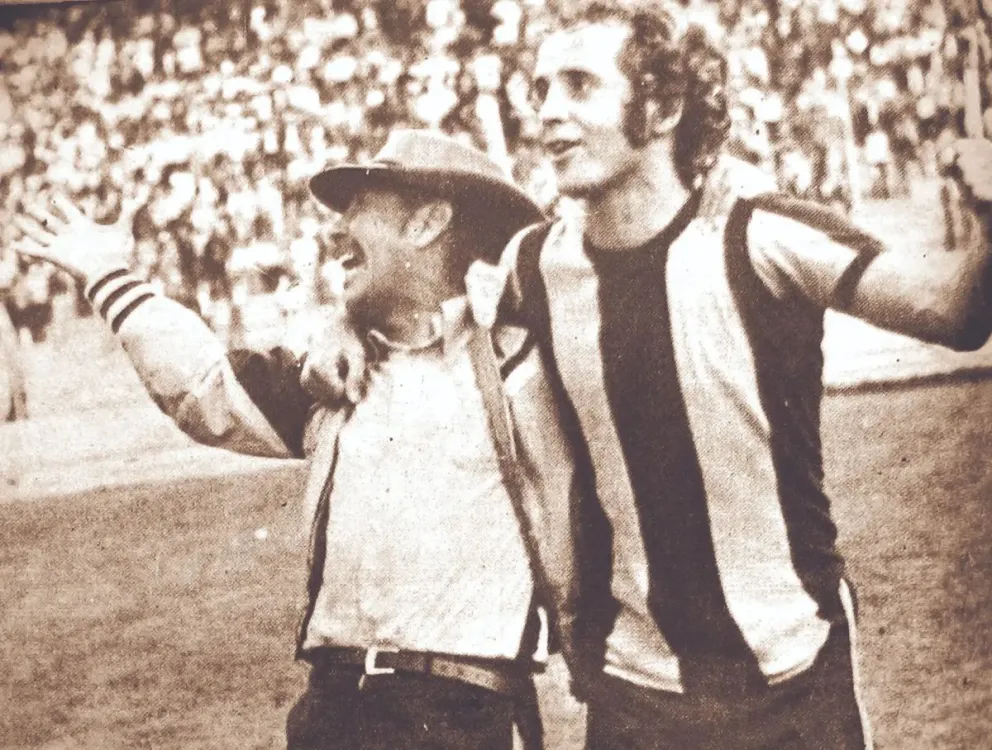 El “Zorro” celebra con el “Chupa” Riveros una victoria frente a Bolívar. Foto: IAM