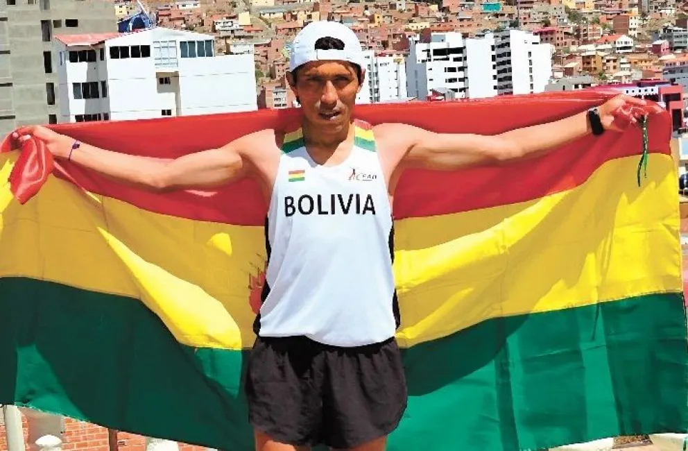 El fondista orureño con la tricolor nacional, en Oruro. Foto: Mauricio Ávila.