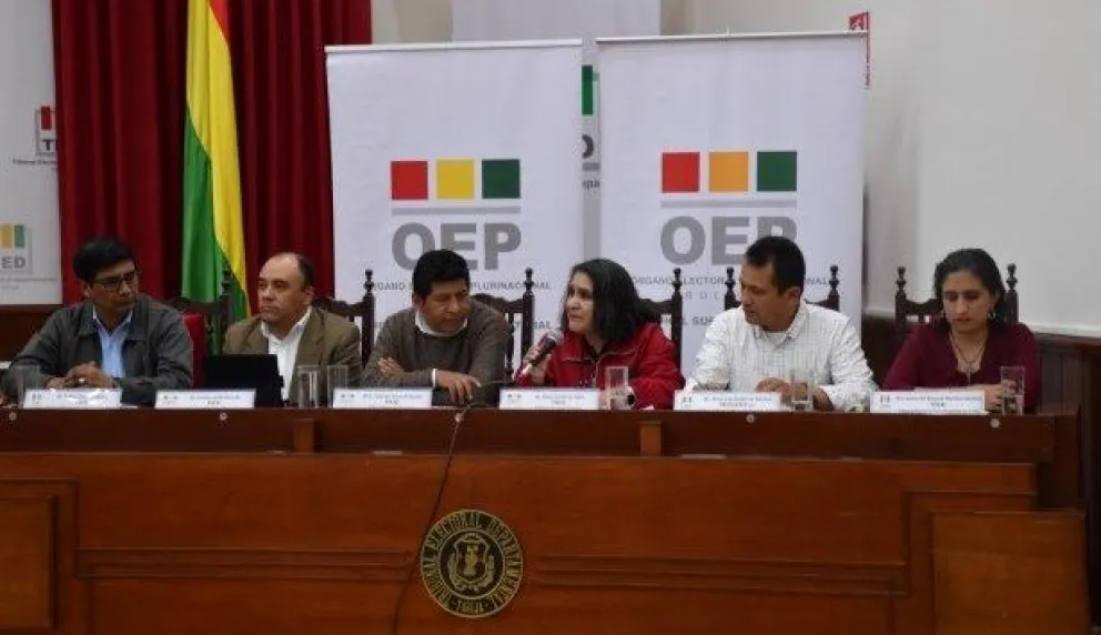 Tahuichi y otros vocales del TSE. Foto: oep.org.bo