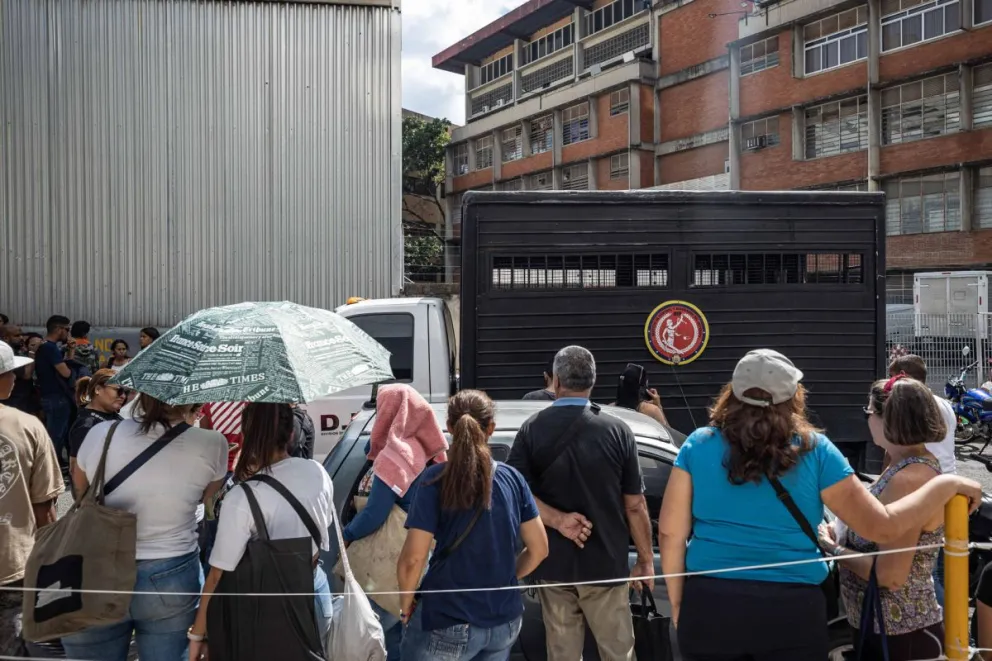 Familiares de las personas detenidas durante las protestas en Caracas. Foto: EFE
