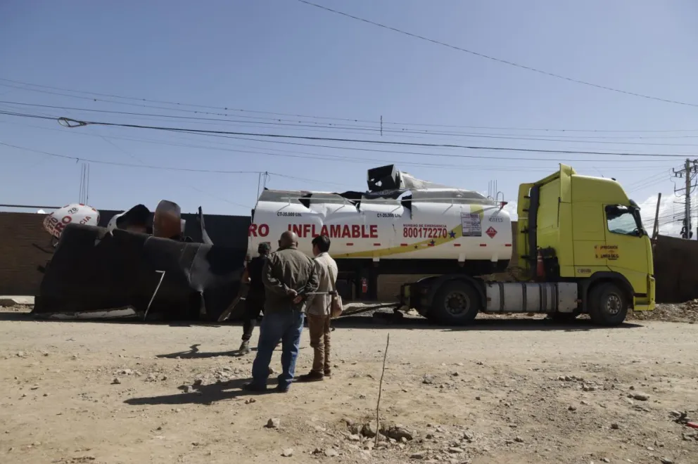 El tanque del camión destruido como consecuencia de la explosión. Fotos: APG