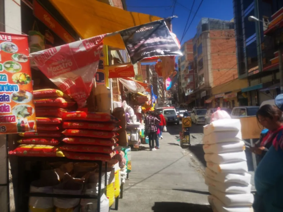 Venta de diferentes productos en las tiendas de abarrotes cercanas al mercado Rodríguez. Foto: M. Belmonte 