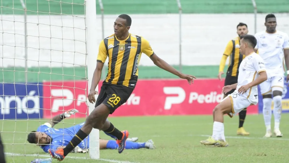 Abdiel Ayarza inicia el festejo luego de su gol, el primero del Tigre en la victoria 1-2 sobre Real. Foto: APG 