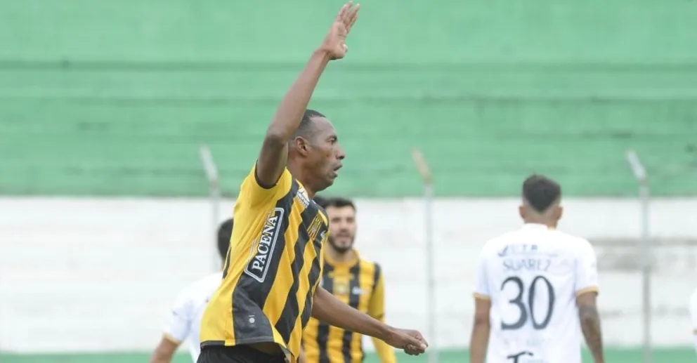 Abdiel Ayarza festeja el transitorio empate frente a Real Santa Cruz. Foto: APG.